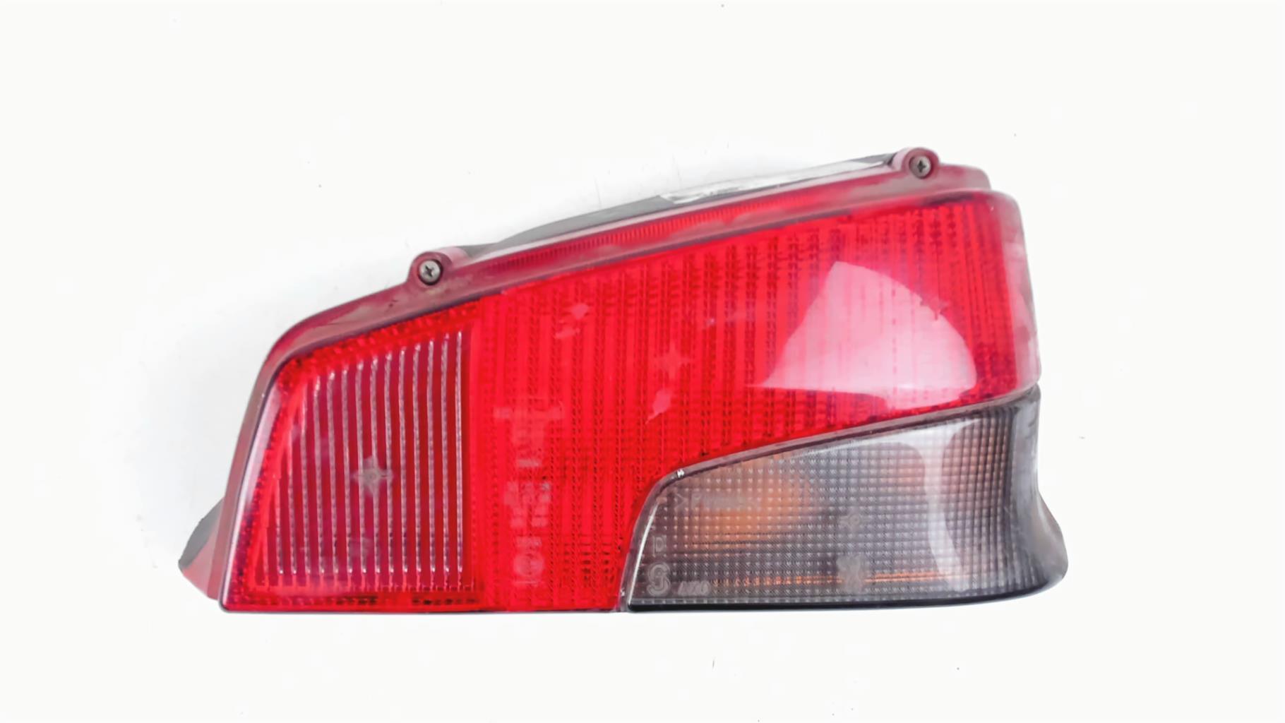 Feu arrière droit avec platine Peugeot 106 I d'occasion – AXO SCINTEX 635184 | 84611 | ARV80
