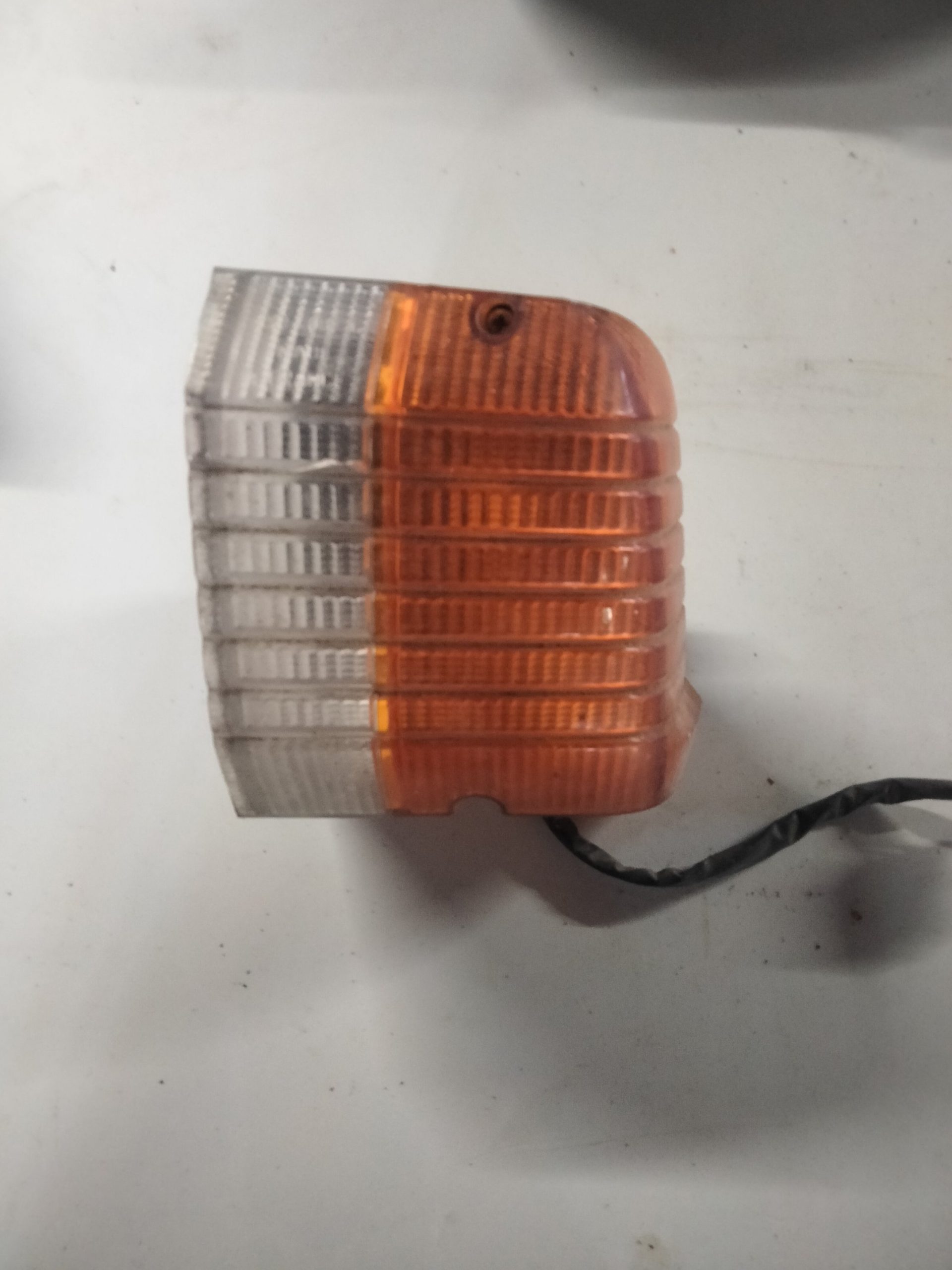Feu clignotant veilleuse gauche avec platine Peugeot 305 I Berline Peugeot 305 I Break d'occasion – AXO SCINTEX 4007G